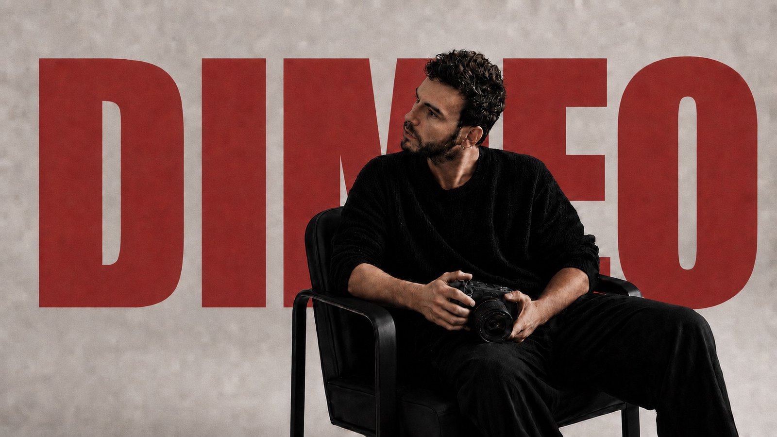 Dimeo Visual, filmmaker indépendant, assis avec son appareil photo